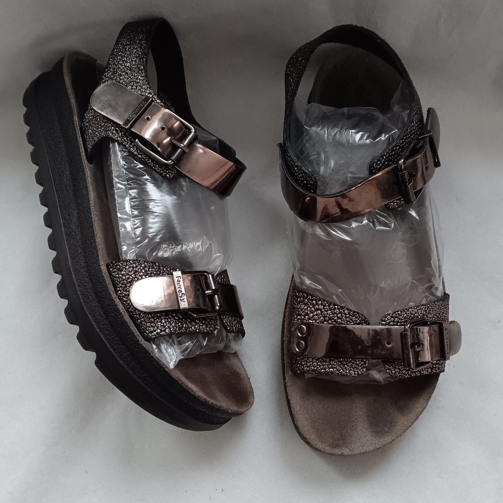 Fantasy Sandals Womens 9 Platform Sandal S103 Metallic Leather Elodie
